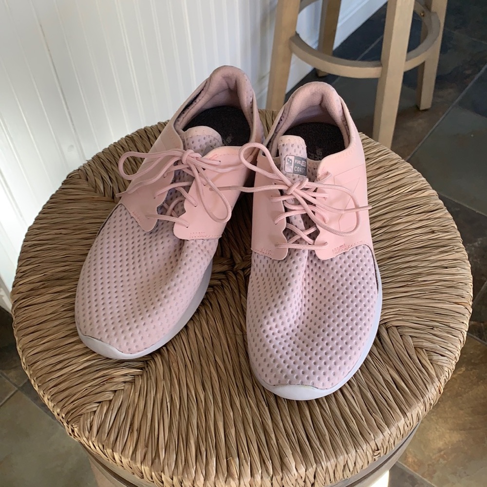 New Balance pink athletic shoes -NEW